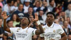 MADRID, 11/03/2023.- El delantero brasileño del Real Madrid, Vinicius Jr (i) celebra su tanto ante el RCD Espanyol durante el partido de LaLiga entre Real Madrid y RCD Espanyol disputado este sábado en el Santiago Bernabéu en Madrid. EFE/Juan Carlos Hidalgo
