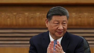 Chinese President Xi Jinping applauds at a meeting with foreign business leaders at the Great Hall of the People in Beijing, China March 28, 2025. REUTERS/Florence Lo