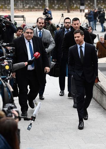 Xabi Alonso ha sido juzgado hoy por la Audiencia de Madrid por los presuntos delitos de fraude fiscal. La Fiscalía de Madrid solicita cinco años de prisión para el exfutbolista.