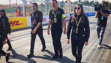 Tatiana Calder&oacute;n inspecciona el circuito junto a los miembros de Techeetah, entre ellos Pedro de la Rosa.