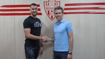 Peybernes, el día de su firma con el Almería.