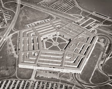La sede del Departamento de Defensa de los Estados Unidos situada en el condado de Arlington, Virginia, cerca de Washington D. C. fue inaugurada el 15 de enero de 1943 tras llevar en construcción desde 11 de septiembre de 1941. El imponente edificio de hormigón fue diseñado por el arquitecto George Bergstrom y ejecutado por el constructor John McShain. 