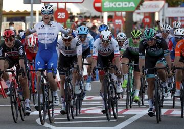 Bennet ganó al esprint en Aguilar de Campoo, pero los jueces le descalificaron en favor de Ackermann tras cargar dos veces contra Liepens en plena volata.