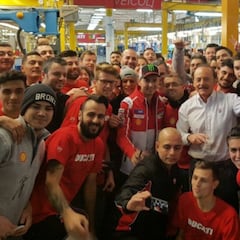 Lorenzo ya siente el cariño de Ducati en Borgo Panigale