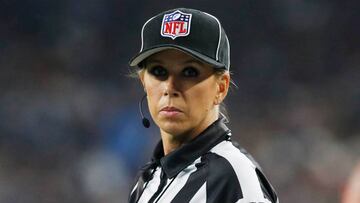 Sarah Thomas, la primera mujer en ser parte del grupo de oficiales en un juego de la NFL.