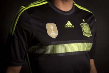 Negra y flúor, así es la nueva segunda equipación de la selección española de fútbol para el Mundial de Brasil 2014.