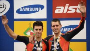 David Muntaner y Albert Torres celebran su medalla de plata en Minsk. 