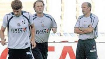 <b>ESTRENO. </b>Lotina dirigió su primera sesión como entrenador de la Real sobre el césped de Anoeta.