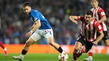 GLASGOW (United Kingdom), 10/04/2025.- Rangers' Nicolas Raskin (L) and Athletic Bilbao's Daniel Vivian (R) in action during the UEFA Europa League quarter-finals 1st leg soccer match between Rangers FC and Athletic Club, in Glasgow, Britain, 10 April 2025. (Reino Unido) EFE/EPA/MARK RUNNACLES