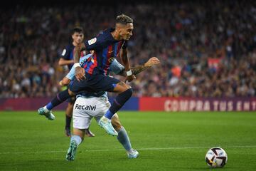 Raphinha reclamó penalti en esta jugada.