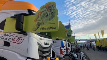 Hasta el cami¨®n de M¨¢rquez homenajea a Rossi en su adi¨®s