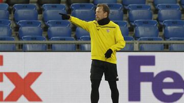 El jugador dan¨¦s del Sevilla, Michael Krhon-Deli, durante un entrenamiento.