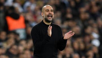 Guardiola da instrucciones en un partido del City.