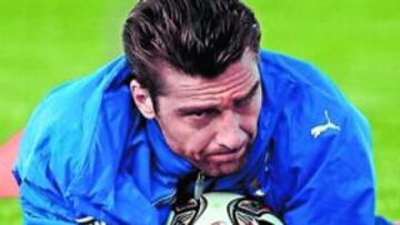 <b>INTERNACIONAL. </b>Morgan De Sanctis, en un entrenamiento con la selección italiana en Sudáfrica, donde disputa la Confecup.