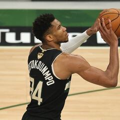 Will Giannis Antetokounmpo play in game 3 against the Miami Heat? Injury update