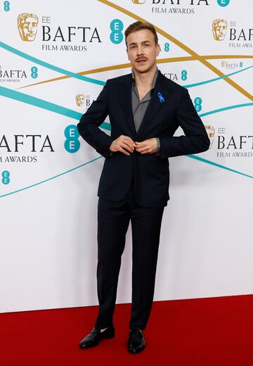 Albrecht Schuch posa a su llegada a los Premios de Cine de la Academia Británica de Cine y Televisión (BAFTA) de 2023 en el Royal Festival Hall de Londres, Gran Bretaña. 