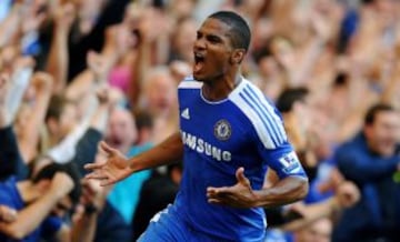 17. Florent Malouda estuvo seis años en el Chelsea, donde ganó siete títulos. Sin embargo, el diario inglés lo considera un extremo limitado.