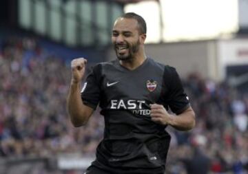 El centrocampista marroquí del Levante Nabil El Zhar celebra el gol marcado al Atlético de Madrid, durante el partido de la decimoséptima jornada de Liga de Primera División