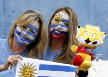 La belleza y los colores tiñeron las gradas en la primera fase de Copa América Chile 2015.
  REUTERS/Andres Stapff