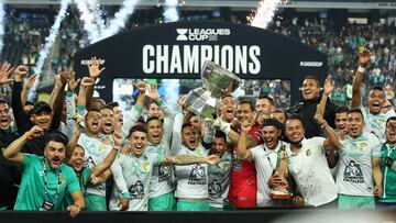 Jugadores de León festejan con el trofeo de la Leagues Cup