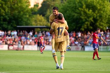 0-1. Pierre-Emerick Aubameyang celebra el primer gol con Ilias Akhomach.