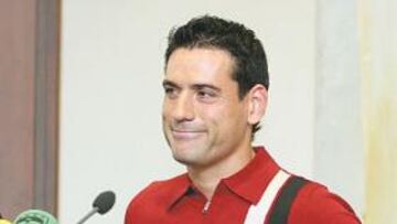 <b>NERVIOSO. </b>El ex guardameta del Valencia leyó con mucha tensión el comunicado.