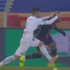 ¡Fue directo a por su cabeza! Neymar volvió y Álvaro le estaba esperando: vea su pseudo-placaje