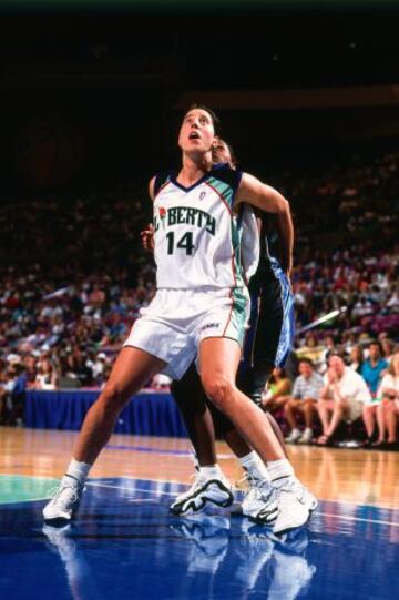 BETTY CEBRIÁN. Aterrizó en la WNBA en el año de la inauguración de la Liga (1998) como Amaya Valdemoro. No tuvo mucho protagonismo en las New York Liberty: jugó 22 partidos (unos 8,5 minutos de media) en los que promedió 1,8 puntos y 1,2 rebotes. Perdió el anillo ante los Comets de Amaya Valdemoro.