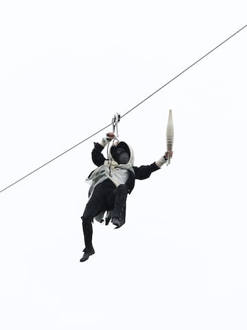 La palabra Parkour significa recorrido en franc¨¦s, este deporte nace en 1902 en Francia y consiste en saltar obst¨¢culos. Fue la inspiraci¨®n para el personaje misterioso, el cual port¨® la antorcha ol¨ªmpica saltando por toda la ciudad de la luz y sus monumentos m¨¢s ic¨®nicos.