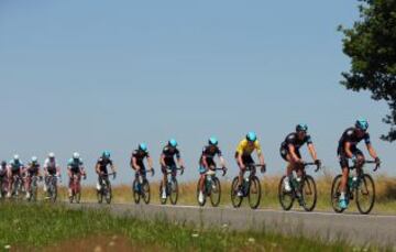 Richie Porte, Edvald Boassan Hagen, Geraint Thomas, Peter Kennaugh acompañando a Chris Froome.