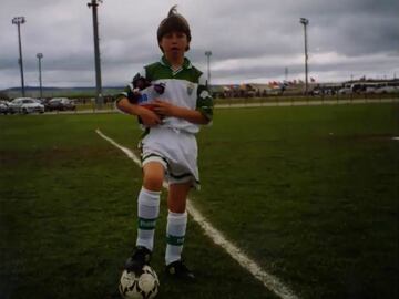 Sus inicios en el fútbol se dieron en el Camas FC, equipo de su pueblo natal