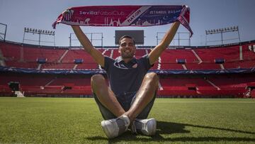 El argentino Mercado posa para AS con una bufanda conmemorativa del partido.