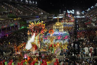 Juerguistas de la escuela de samba Vila Isabel actúan en el Sambódromo durante el Carnaval en Río de Janeiro.