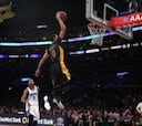 Los Lakers ganan a unos Wolves en busca de la última plaza
