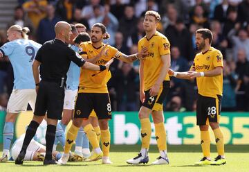 El defensor irlandés del Wolverhampton Wanderers, Nathan Collins, ha realizado una entrada sobre Jack Grealish durante el encuentro de hoy que le ha costado la roja directa.