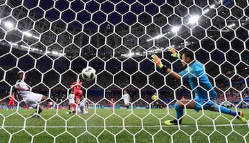Blerim Dzemaili marca el 1-0 para Suiza.