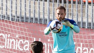 Oblak bloca un balón durante el entremnamiento.