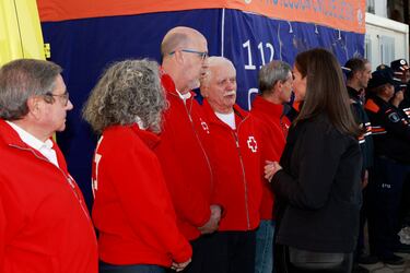 La Reina Letizia saludando a los miembros de la Cruz Roja durante la visita a la localidad albaceteña de Letur.