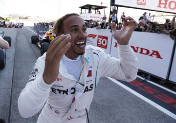 Lewis Hamilton exultante tras bajarse de su monoplaza. 