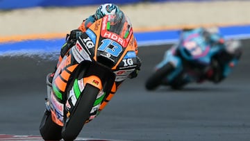 Folladore SpeedRS Team's Italian Moto2 rider Celestino Vietti (L) leads CFMOTO Inde Aspar Team's Spanish Moto2 rider Daniel Holgado (R) during the Moto2 race as part of the San Marino Moto GP at the Misano World Circuit Marco Simoncelli, in Misano Adriatico, northern Italy, on September 14, 2025. (Photo by Andreas SOLARO / AFP)