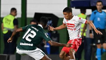 Goias' forward Willian Oliveira (L) and Santa Fe's forward David Enamorado vie for the ball during the Copa Sudamericana group stage first leg football match between Goias and Independiente Santa Fe, at the Estadio da Serrinha stadium in Goiana, Brazil on April 4, 2023. (Photo by EVARISTO SA / AFP) (Photo by EVARISTO SA/AFP via Getty Images)