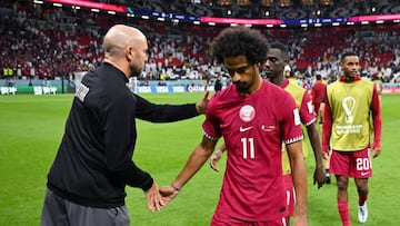 Félix Sanchez, seleccionador de Qatar, saluda a sus futbolistas a la conclusión del partido inaugural del Mundial 2022 contra Ecuador.