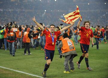 Champions League (Barcelona 2006, 2009 y 2011) y Campeón del Mundo con España en 2010.
