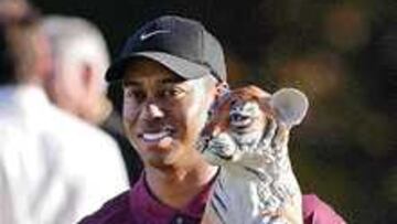 TIGER Y SU TROFEO. Woods ganó el domingo el Williams Challenge.