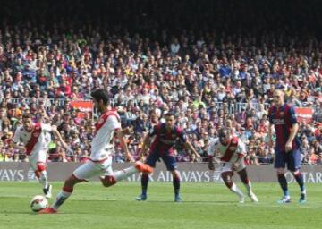 Alberto Bueno marca de penalti el 5-1.