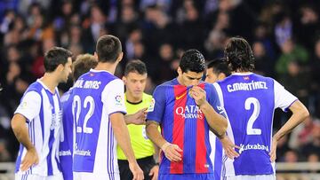 Barcelona's Uruguayan forward Luis Suarez (C) gestures during the Spanish league football match Real Sociedad vs FC Barcelona at the Anoeta stadium in San Sebastian, on November 27, 2016. / AFP PHOTO / ANDER GILLENEA