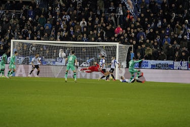 Un latigazo de Son desde el segundo palo sirvió para que el Levante pusiera tierra de por medio ante el Alavés, en Mendizorroza. El lateral, antes de anotar, recortó a su marcador y así inaugurar su cuenta.
