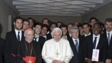 <b>LA PLANTILLA VISITÓ EL VATICANO. </b>El Atleti acudió a la audiencia general de los miércoles en el Vaticano. Tras la ceremonia, la delegación rojiblanca entregó regalos en persona al Pontífice, incluyendo una camiseta del equipo con su nombre. Tras la visita, Cerezo se equivocó y se refirió a Benedicto XVI como "Benito XVI".
