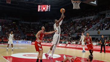 Bruno Fernando, pívot del Real Madrid, ataca la canasta del Casademont Zaragoza.