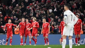 Los jugdores de Dinamarca celebran el gol de Hojlund ante la decepción de Cristiano.